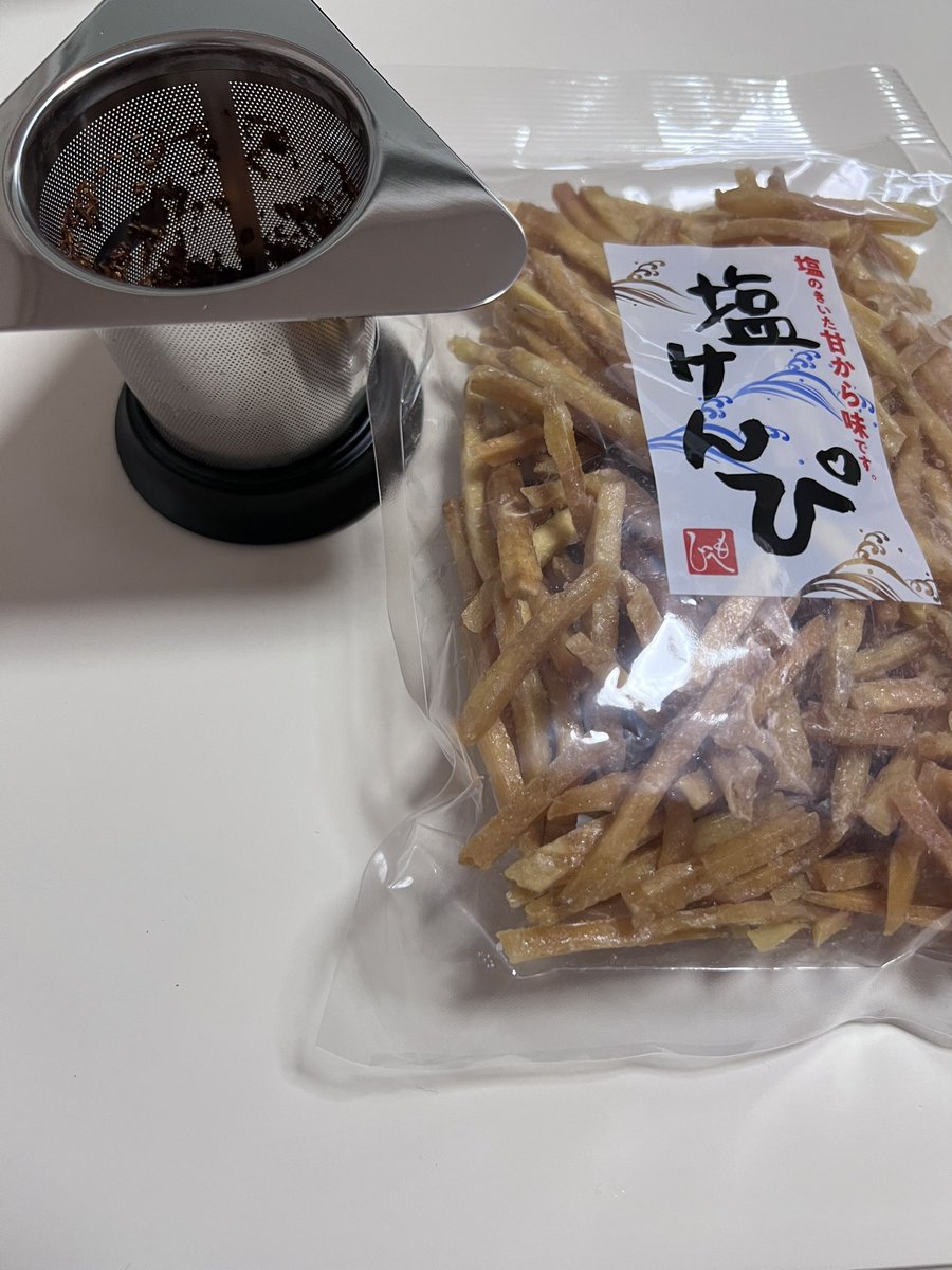 JkQ670's tweet photo. 海外の方が日本に来て美味しいってバズっていた投稿を見てKALDIで購入したけんぴとルピシアで店員さんに茶葉は踊らせてむせた方がいいとアドバイスをもらい急遽建物内でダンシング出来そうな物を探し持ち手も蒸らす蓋も置き場になるいい感じの物をLOFTで見かけ購入💪この茶こしもう1個買おうかないい！ https://t.co/kFrnmslOR9