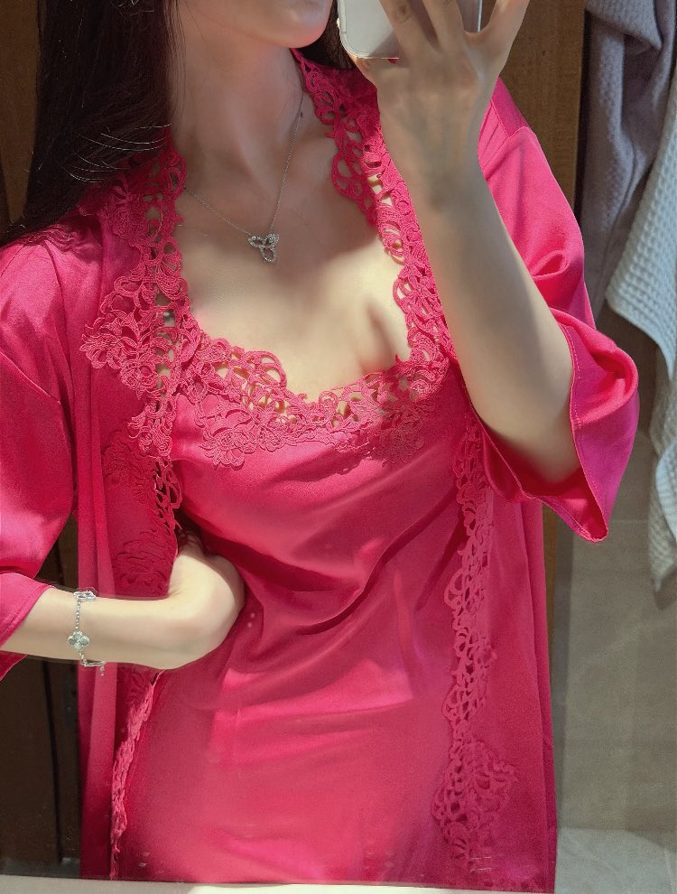 Xiqi1996's tweet photo. 公公把我抱上床，手忙脚乱的用浴巾裹着我替我擦掉身上的水，盖上被子，才来看我扭到的脚。
我拒绝了他送我去医院的想法，让他用红花油给我揉，他很听话，认真的样子像是初恋小男孩对待他的小女友。
那是我第一次对他心动，不是因为他看过了我的身体，是他的那种表情让我觉得可以依靠。 https://t.co/sDuf9KXvE0