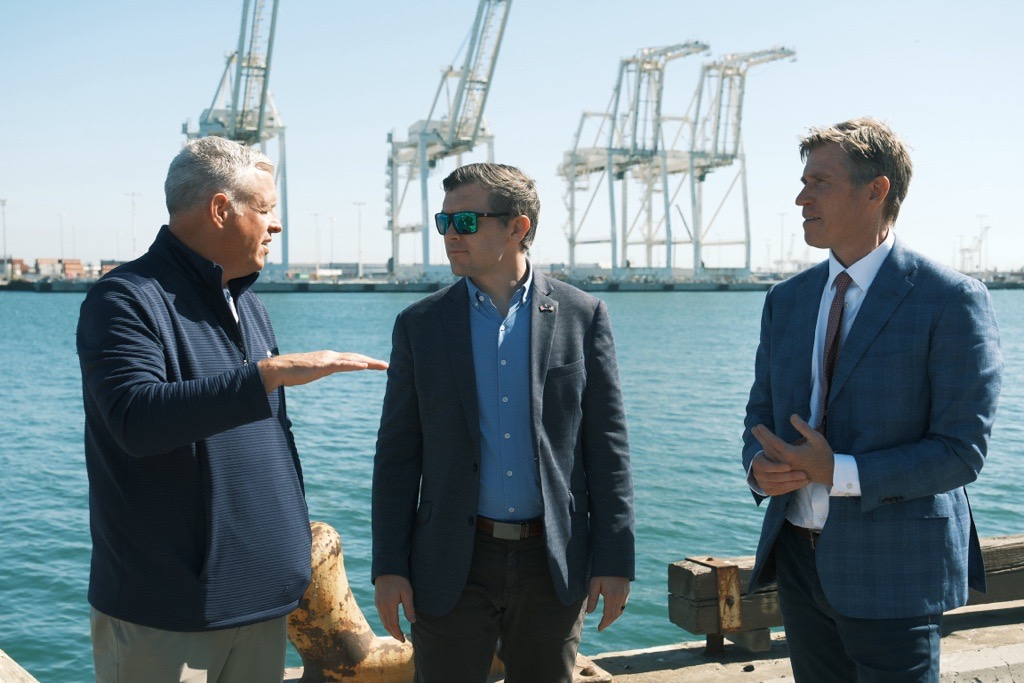 EnergyUnderSec's tweet photo. Last week we had the chance to tour the West Gateway Terminal project in Oakland, California!

With 10M+ tons of annual capacity planned, this project will expand West Coast export infrastructure and strengthen American energy supply chains. https://t.co/JQR7FSzCwk