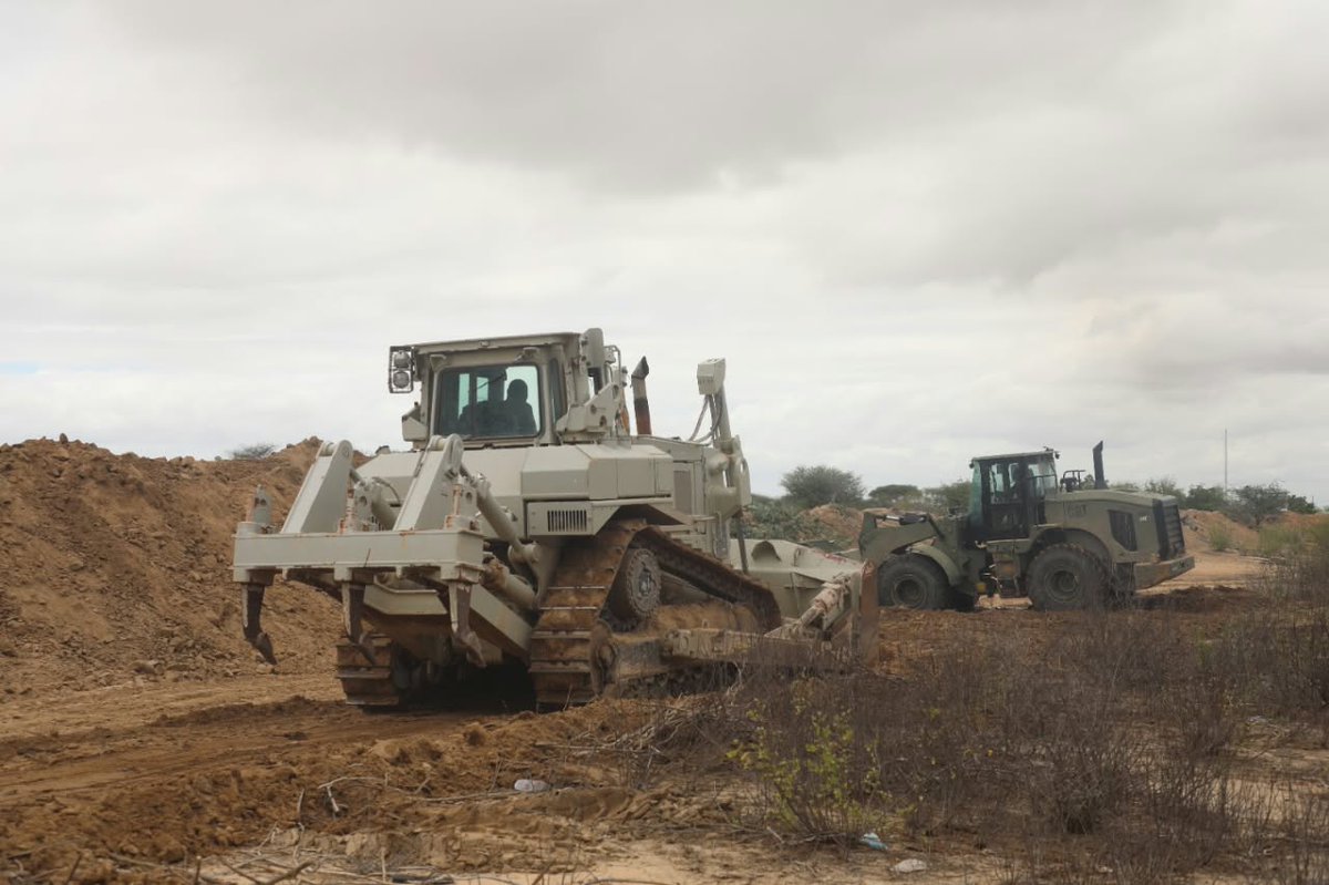 aussom_'s tweet photo. #AUSSOM Sector 2 troops, joined Super El Niño preparedness in #Dhobley, Lower Juba. The anticipated measures aimed to improve access, strengthen infrastructure resilience, and help communities better withstand seasonal flooding.

Led by @KDFinfo engineers, the works included clearing drainage channels of silt and debris to improve water flow and reduce flood risks in residential areas and around critical infrastructure. The engineers also compacted key access routes to improve mobility and sustain key operations during the rainy season.

Dhobley and surrounding areas have experienced severe flooding in the past, with floodwaters cutting off key roads and rendering the airstrip inaccessible. #AUSSOMInTheSectors