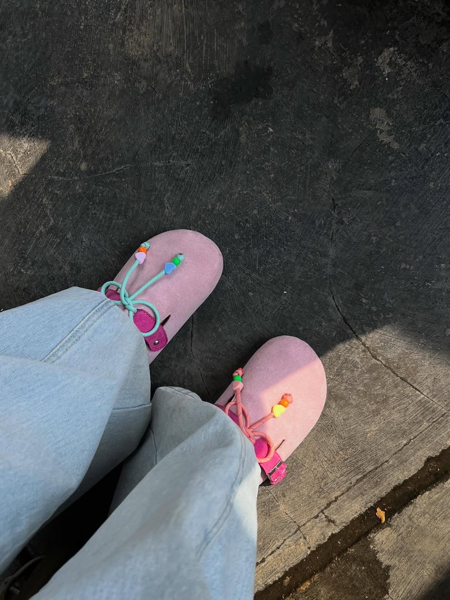 arunikapagi's tweet photo. GAKUAT, SANDAL DARI BRAND LOKAL INI BENERAN LUCUUU BANGEET 😭🩷 https://t.co/leOF6c8S6b