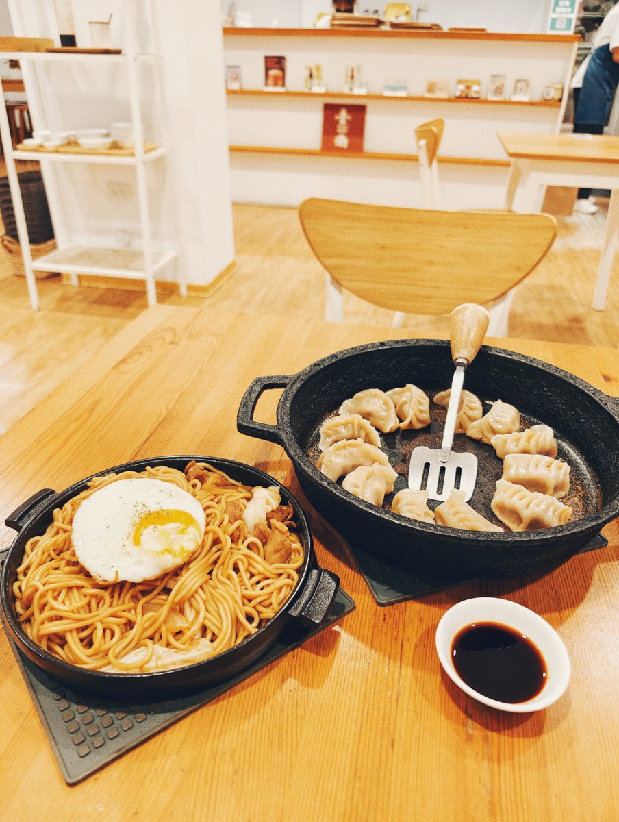 s2696387's tweet photo. 夜晚的台南五妃街很有氛圍
來吃日式炒麵和煎餃 🤤

📍角鑄 燒餃子 

#日常垢 
#日常垢さんと繋がりたい https://t.co/K8qwT8Aw0A