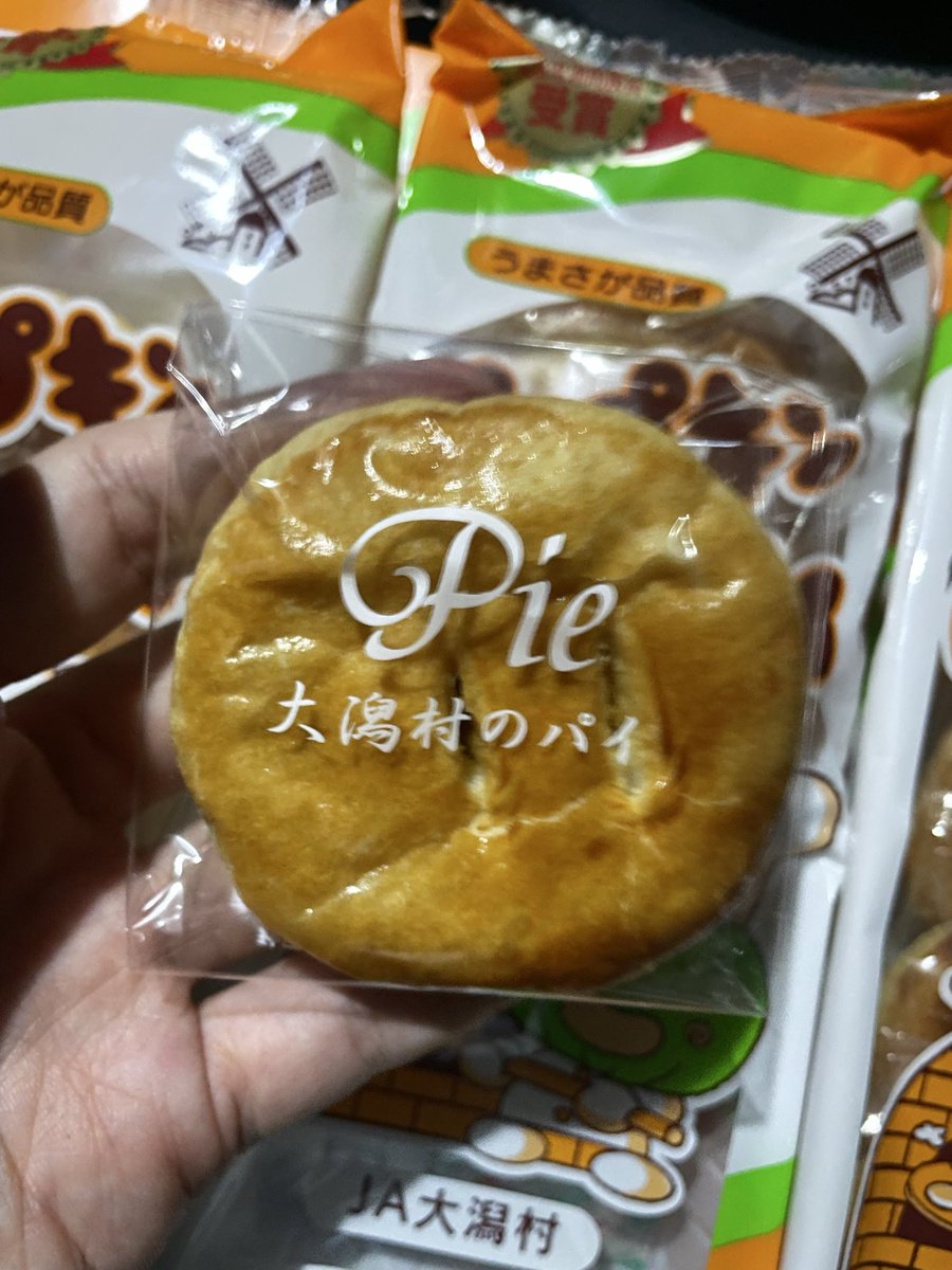 Kamibaraoru1's tweet photo. ふるさと納税の返礼品が届きました！🎃🥧
秋田県大潟村の「パンプキンパイ」✨
パッケージのキャラクターがかわいい😊
���らかいパイにカボチャの優しい甘さが最高！
ふるさと納税はお米だけじゃなく、こういうご当地のお菓子を楽しめるのも魅力ですね😋
#ふるさと納税 #パンプキンパイ #大潟村 https://t.co/ewASNrk1Y6