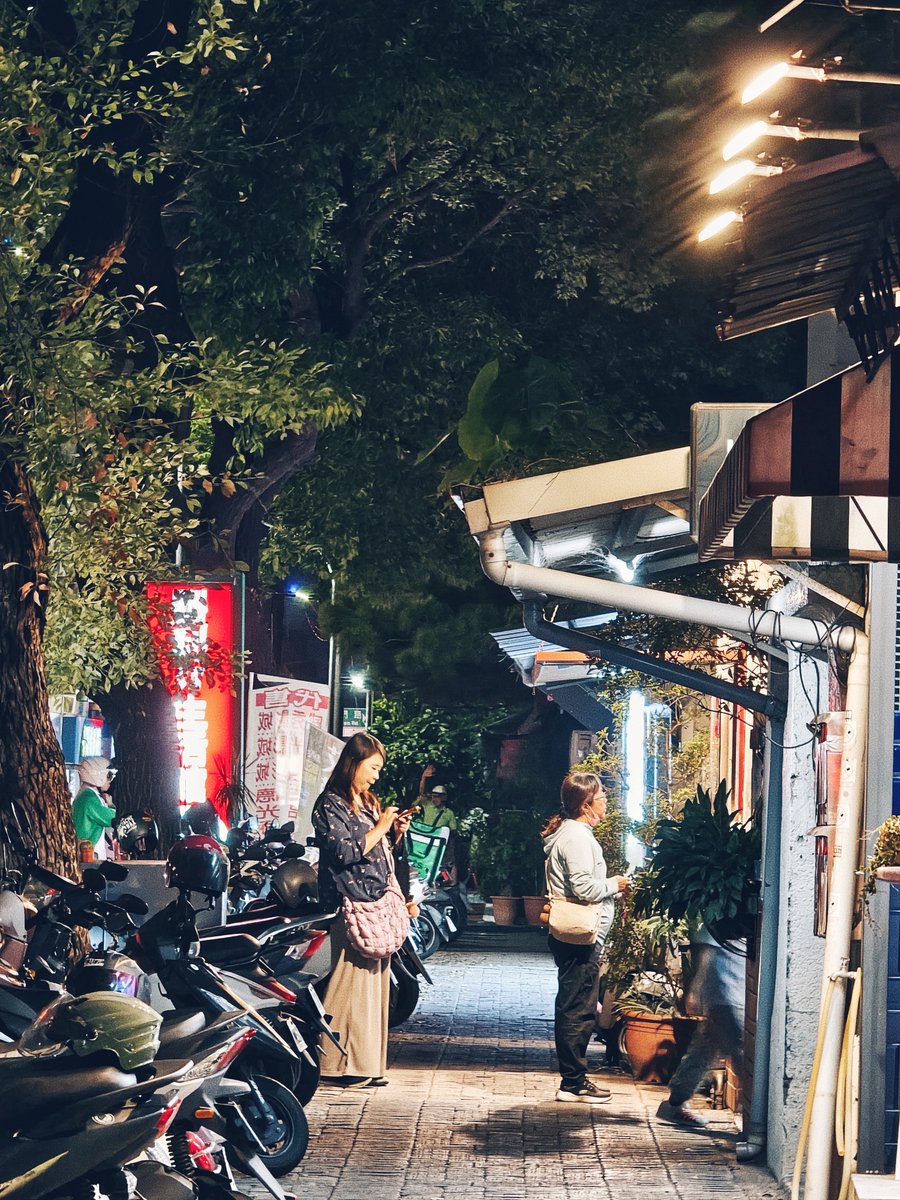 s2696387's tweet photo. 夜晚的台南五妃街很有氛圍
來吃日式炒麵和煎餃 🤤

📍角鑄 燒餃子 

#日常垢 
#日常垢さんと繋がりたい https://t.co/K8qwT8Aw0A