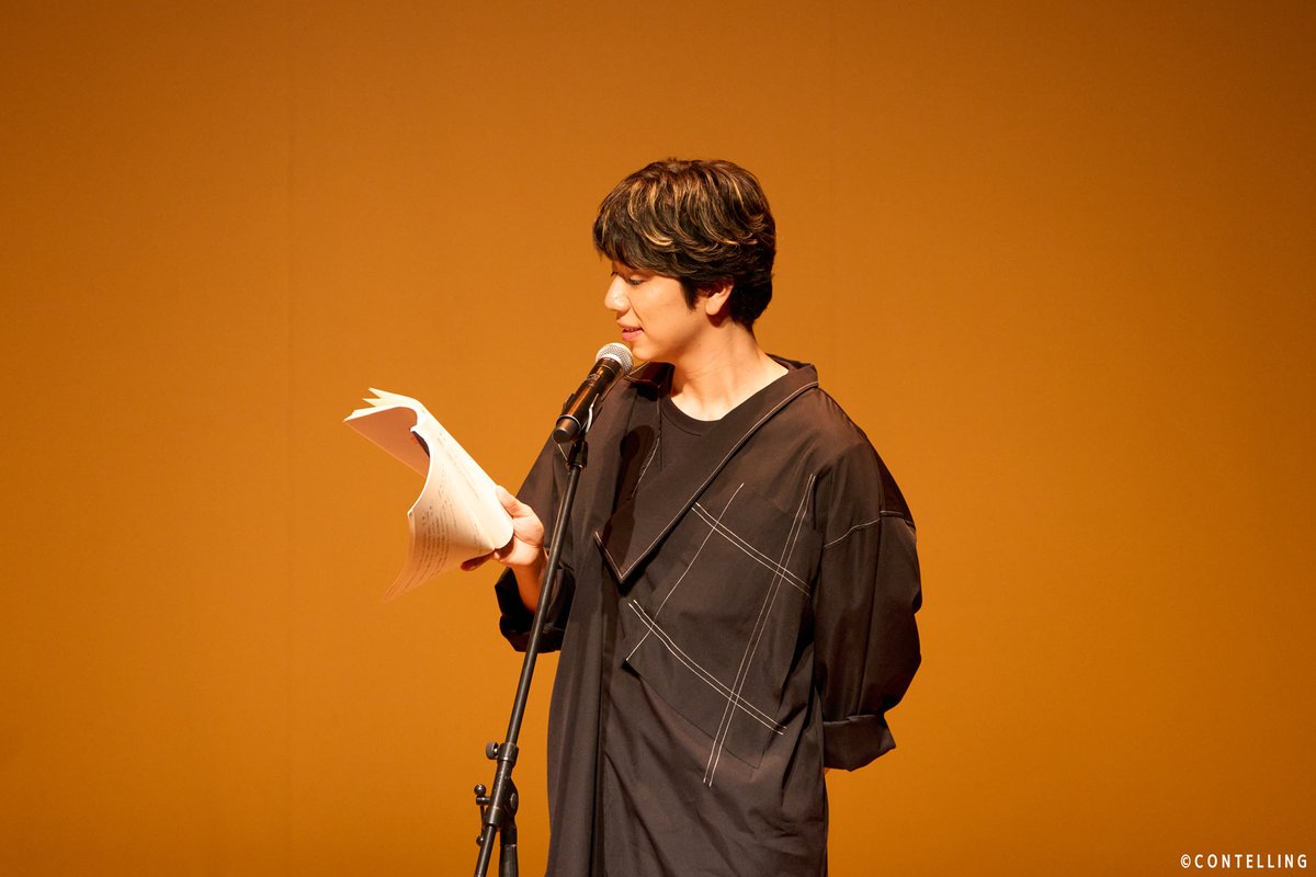 CONTELLING's tweet photo. ＼📸西山さん・森久保さんの舞台写真をお届け📸／

コメディ朗読劇CONTELLING
「だから秘密だって言ったのに」

10/3(土)・10/4(日)のそれぞれ夜公演はアーカイブ配信中🕺
と～ってもお得な2日間セット券は、特典映像付き🗣️🎙

本編・特典映像ともにアーカイブ期間は10/18(日)まで🎥
たっぷりお楽しみいただけますので、ぜひ配信で何度でもお楽しみください🤫

👇配信チケットの詳細はこちら！
🔗https://t.co/BfvFzH5AfX 

📸舞台写真📸
亀井役｜#西山宏太朗 (両日)
芦沢役｜#森久保祥太郎 (両日)

本日は西山さんのお誕生日です🎂
素敵な一年になりますように🎊✨

#コンテリング #西山宏太朗誕生祭2026