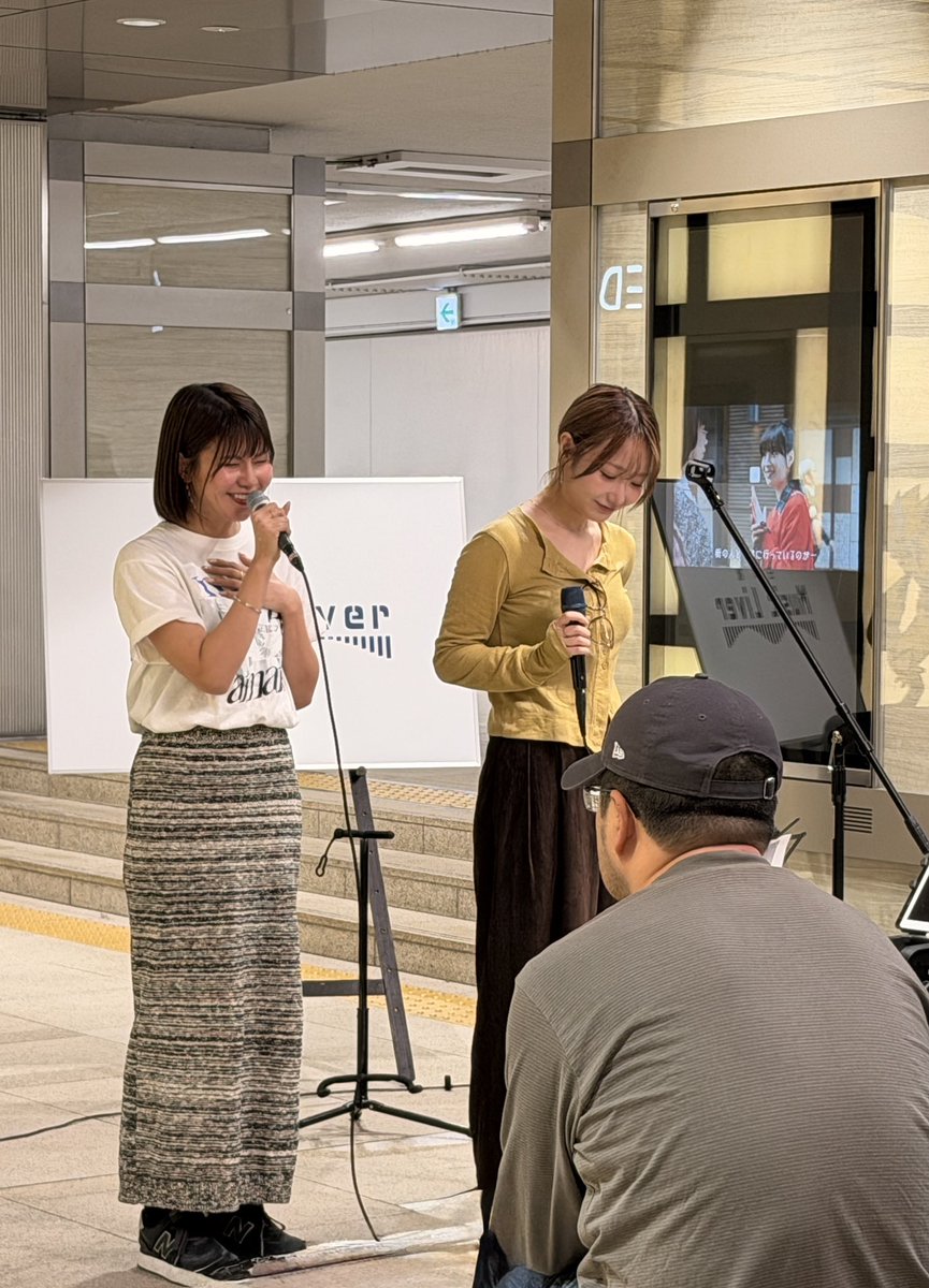 momotaNakahara's tweet photo. #天野なつ
#ALLI さんとなっちゃんの日本橋ライブ、本当に沢山の人が聴き入っていた素晴らしいコラボでした!
もらい泣き良かった〜!!
最後の10分で急遽アンコールをやってくれたのも嬉しかった〜❗️
浅草にも近いし、8周年ライブに興味持ってくれる人がいたんじゃないかな! https://t.co/H59BGYZqjX