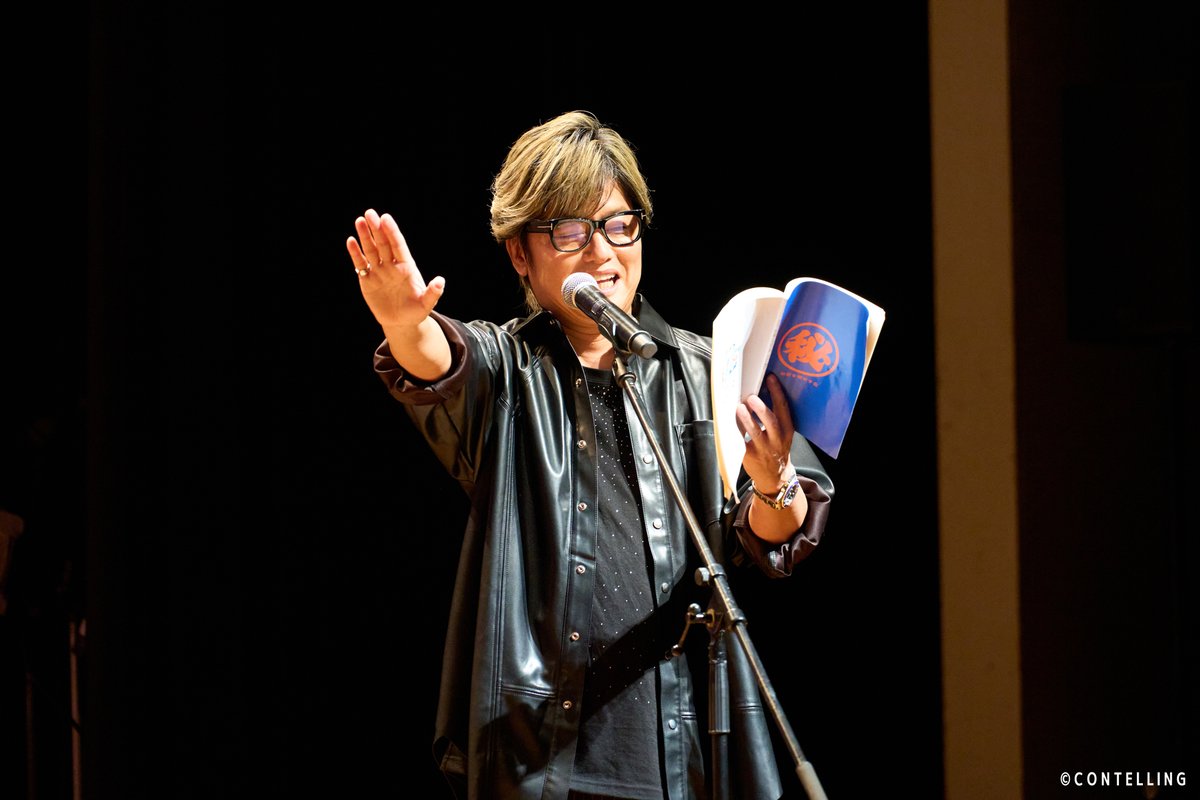 CONTELLING's tweet photo. ＼📸西山さん・森久保さんの舞台写真をお届け📸／

コメディ朗読劇CONTELLING
「だから秘密だって言ったのに」

10/3(土)・10/4(日)のそれぞれ夜公演はアーカイブ配信中🕺
と～ってもお得な2日間セット券は、特典映像付き🗣️🎙

本編・特典映像ともにアーカイブ期間は10/18(日)まで🎥
たっぷりお楽しみいただけますので、ぜひ配信で何度でもお楽しみください🤫

👇配信チケットの詳細はこちら！
🔗https://t.co/BfvFzH5AfX 

📸舞台写真📸
亀井役｜#西山宏太朗 (両日)
芦沢役｜#森久保祥太郎 (両日)

本日は西山さんのお誕生日です🎂
素敵な一年になりますように🎊✨

#コンテリング #西山宏太朗誕生祭2026