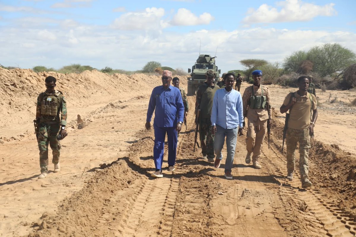 aussom_'s tweet photo. #AUSSOM Sector 2 troops, joined Super El Niño preparedness in #Dhobley, Lower Juba. The anticipated measures aimed to improve access, strengthen infrastructure resilience, and help communities better withstand seasonal flooding.

Led by @KDFinfo engineers, the works included clearing drainage channels of silt and debris to improve water flow and reduce flood risks in residential areas and around critical infrastructure. The engineers also compacted key access routes to improve mobility and sustain key operations during the rainy season.

Dhobley and surrounding areas have experienced severe flooding in the past, with floodwaters cutting off key roads and rendering the airstrip inaccessible. #AUSSOMInTheSectors