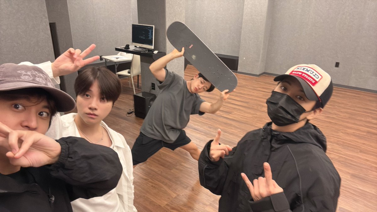 jiwonmuse's tweet photo. iKON ABIS NGUMPUL (PRACTICE) LAGI AHHHH KANGEN NYAAAA 🥹❤️

makasiii adeeek fotonya!!!! https://t.co/cZWFVZQxhH