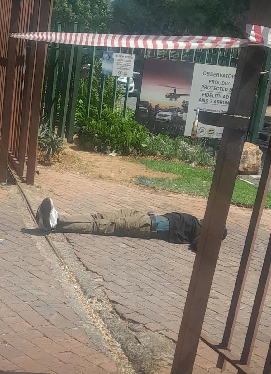 Abramjee's tweet photo. ARMED ROBBERY – LINKSFIELD, JHB:

Man drove into a robbery. The gang opened fire on him injuring him. He returned fire killing one of the suspects. https://t.co/vzthjOqP1r
