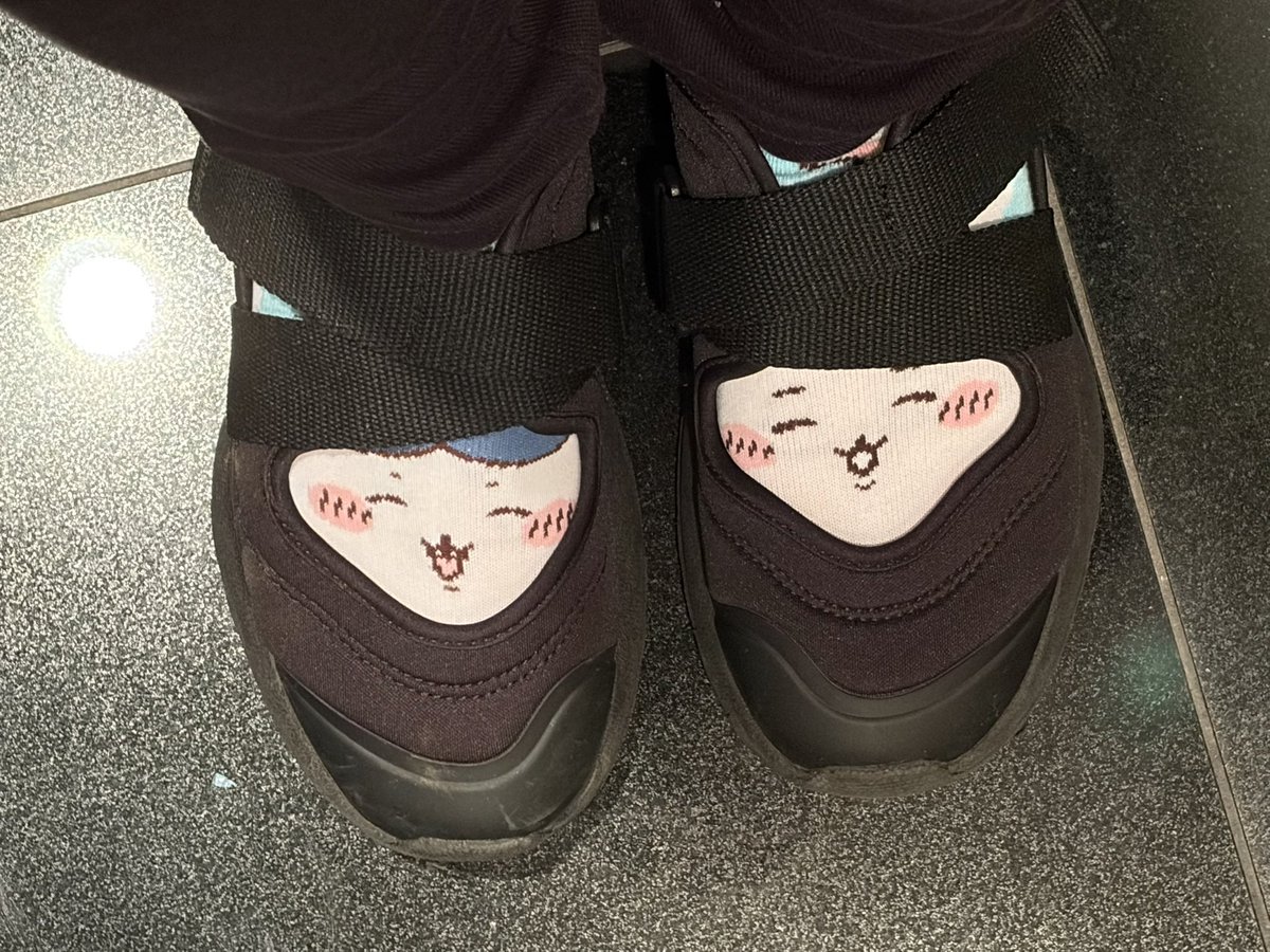 hayamiseo's tweet photo. 父が買ってきてくれた靴下を履いていつもの靴を履いたらこうなって笑っちゃった https://t.co/UHndICtEiv