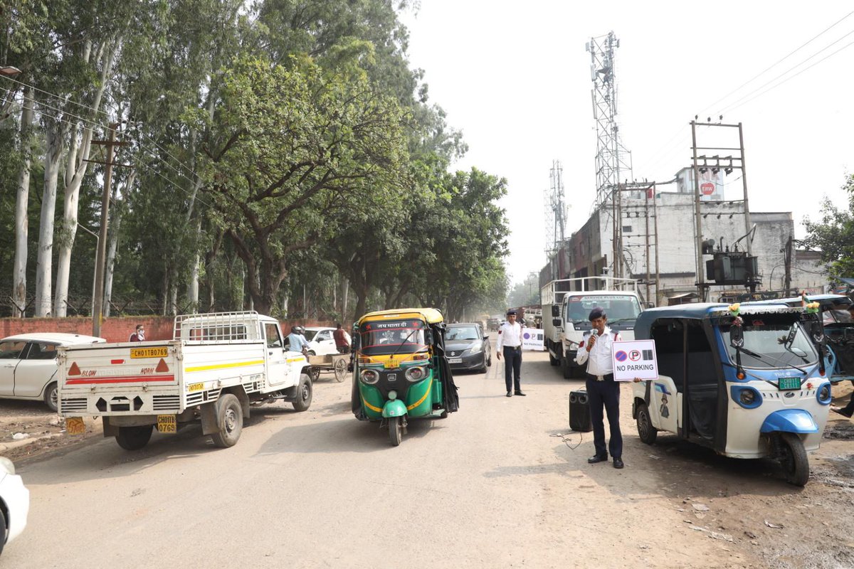 trafficchd's tweet photo. Taking forward our efforts to spread #roadsafety awareness, the Awareness team of #ChandigarhTrafficPolice sensitized the general public at Grain Market area Sector 26 , Chandigarh about traffic rules &amp; regulations. https://t.co/B5lZAZmlv3
