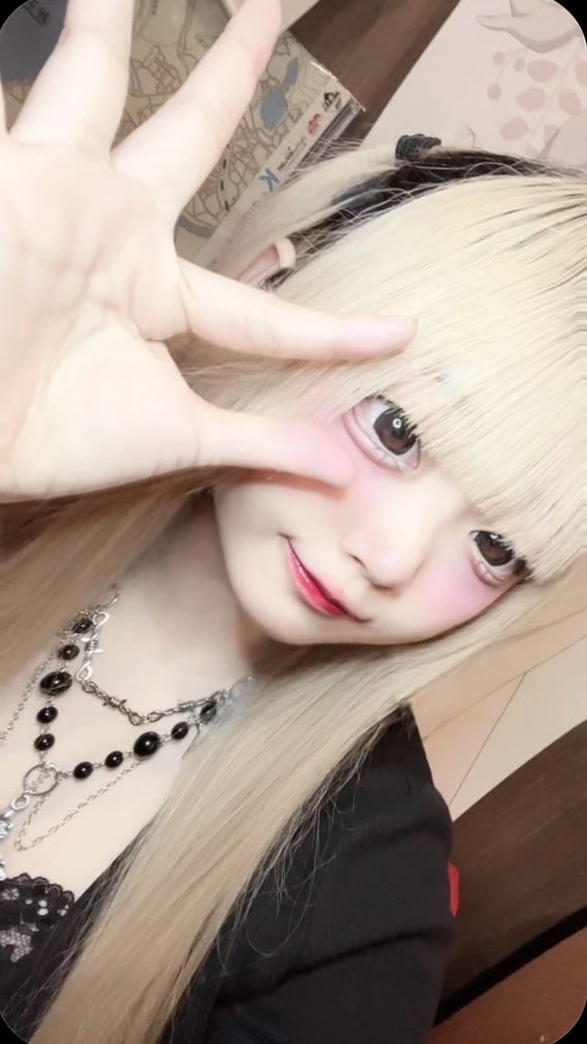 riri_guild's tweet photo. ログイン❣️
今日はアニメコスプレらしい！27時まで！
私服でみさみさ風にしてみた！
ぜひみにきてね！^⸝⸝>𖥦<⸝⸝^❤︎ https://t.co/2HXumCG50T