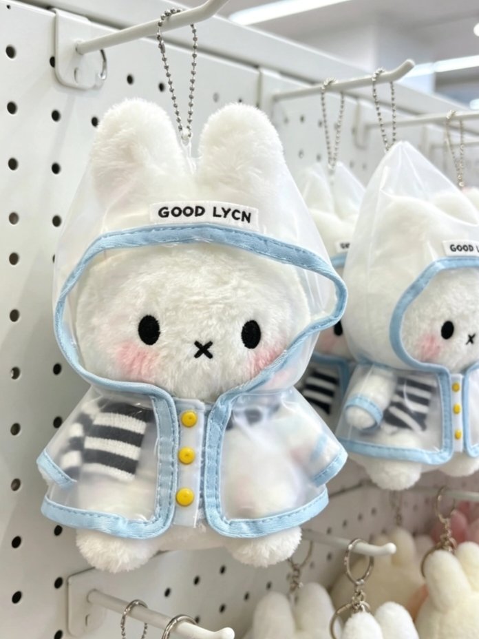 sutbjek's tweet photo. OMG... LUCUUU BANGET MIFFY PAKE JAS HUJAN https://t.co/5bXlHCqjrQ