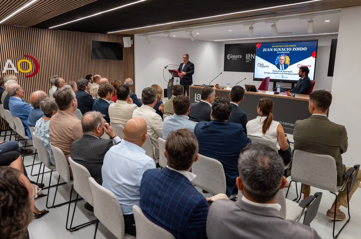 DipuHU's tweet photo. Twitter 
🇪🇺 El presidente de la @DipuHU , @toscanodavid , y Manuel Cayuela asisten a la conferencia de  @zoidoJI en @camaradehuelva 
Toscano destaca la trayectoria del eurodiputado, quien ha reivindicado el papel estratégico de #Huelva ante los grandes desafíos de #Europa . https://t.co/a6GNLxxd6h