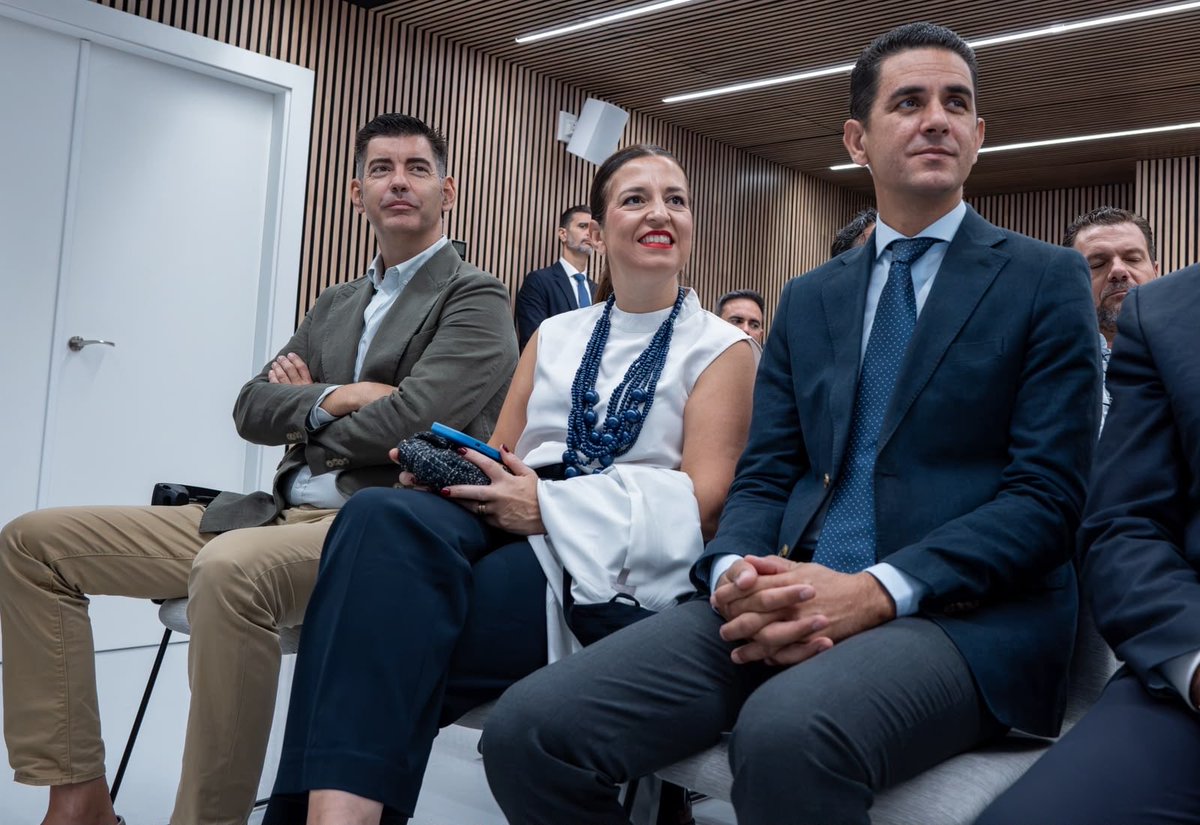 DipuHU's tweet photo. Twitter 
🇪🇺 El presidente de la @DipuHU , @toscanodavid , y Manuel Cayuela asisten a la conferencia de  @zoidoJI en @camaradehuelva 
Toscano destaca la trayectoria del eurodiputado, quien ha reivindicado el papel estratégico de #Huelva ante los grandes desafíos de #Europa . https://t.co/a6GNLxxd6h