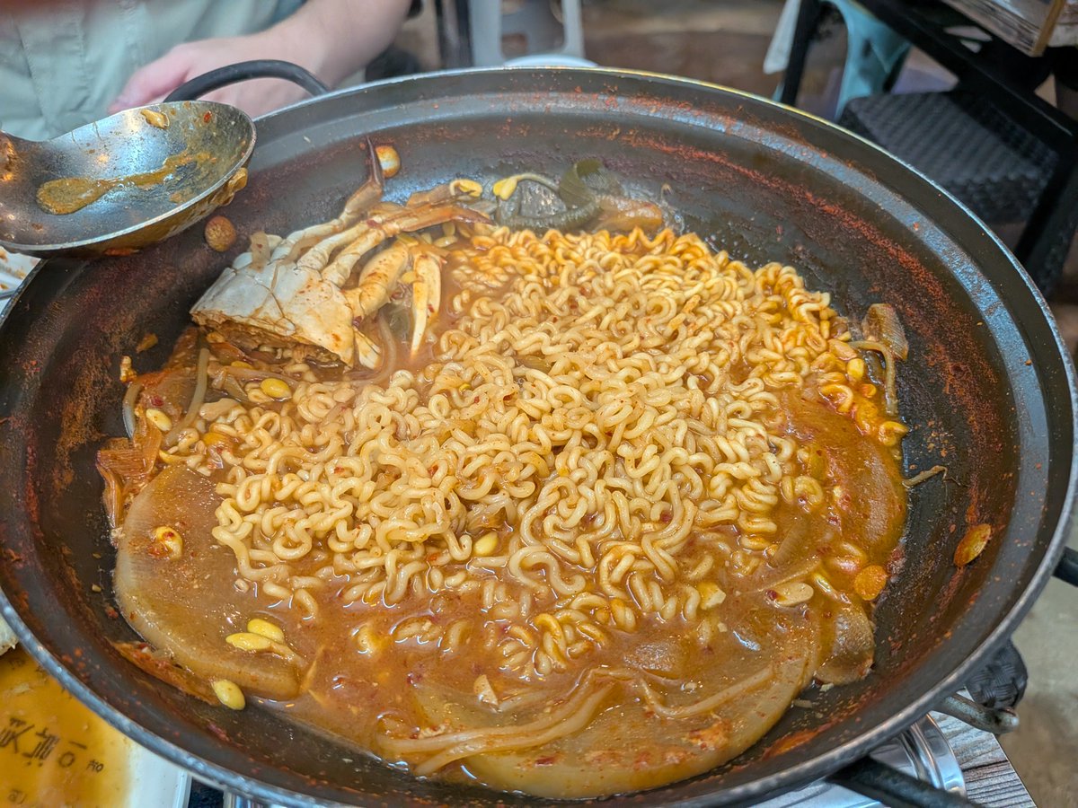 ariel_nonono223's tweet photo. 韓国初日の夜ごはんは、ウイロさんと🦀メインのお店へ
本場のケジャンにアンニョム最高過ぎてひたすら夢中で食べてた(๑>؂<๑)
特に韓国海苔ご飯に乗せて食べると🥢止まらない…！！！
〆のラーメンも🦀と野菜の旨味が染み込んで美味すぎる！！！！ https://t.co/enhyeU26kg