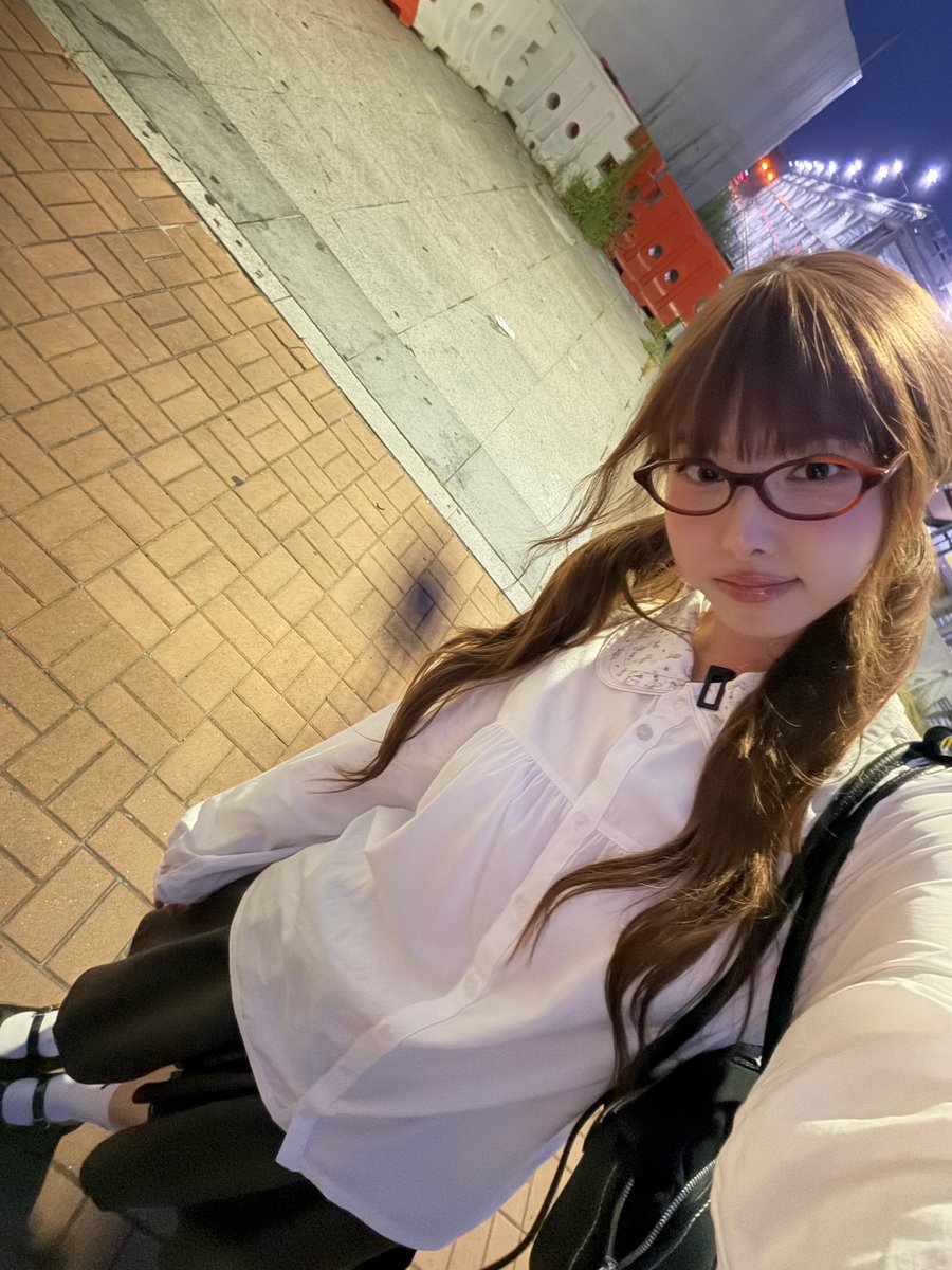 godmitzu's tweet photo. NAYEON WITH BANGS AND SPECS SHE'S SO CUTE https://t.co/mCWidUX6sk
