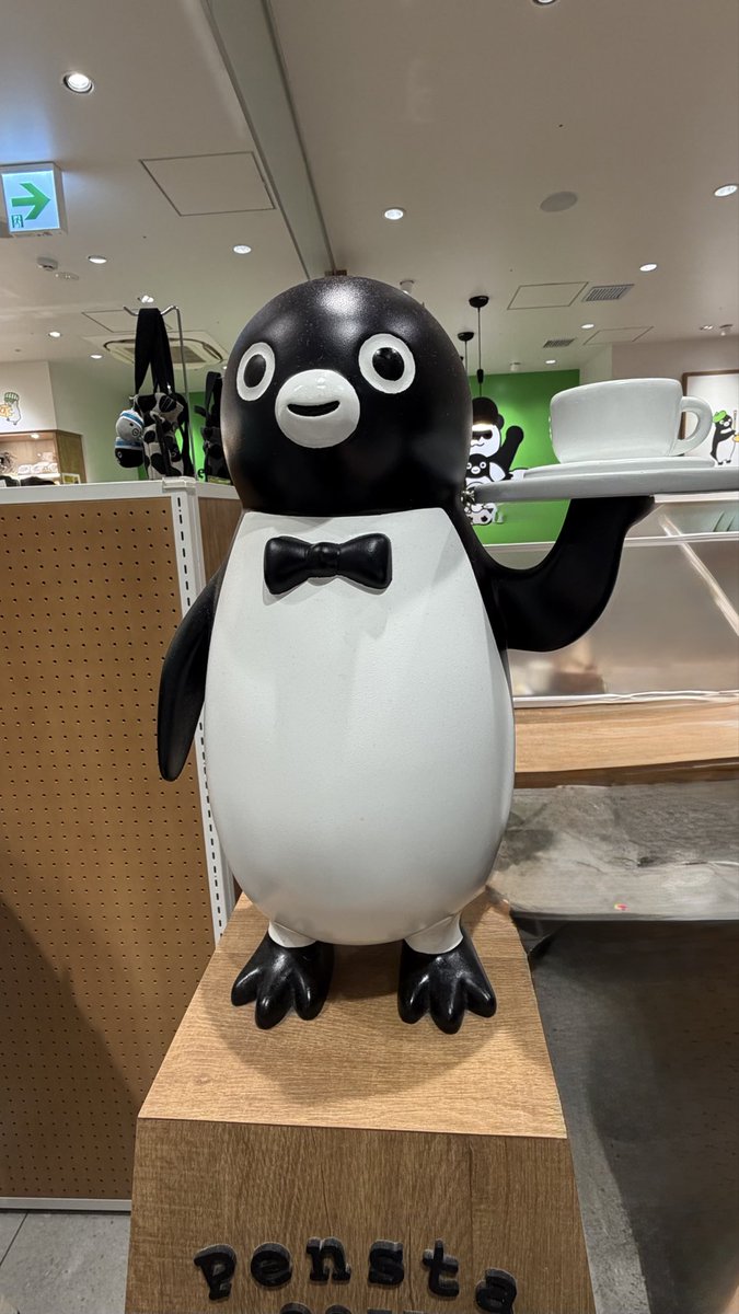 chorocat's tweet photo. ペンギンさんの後ろに座ってた人を消しゴムマジックしたので、空間が歪んでるけど。
カフェでパニーニピックをゲットです！ https://t.co/FbcAb2N1Ct