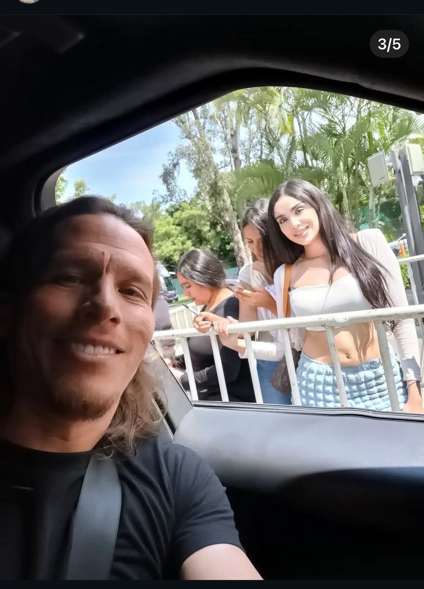 El_Lic_DelAmor's tweet photo. No la vio Brian sino el también se bajaba de la camioneta como Diego cof cof campillo 🤣🤣🤣 me encanta la cara del cotorro 🤣🤣🤣🤣🤣 y el oso ni se diga 🤌🏻🤌🏻 https://t.co/lyWLcIO7cR