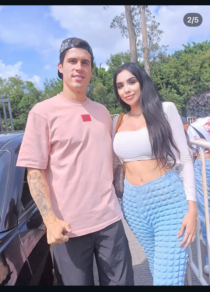 El_Lic_DelAmor's tweet photo. No la vio Brian sino el también se bajaba de la camioneta como Diego cof cof campillo 🤣🤣🤣 me encanta la cara del cotorro 🤣🤣🤣🤣🤣 y el oso ni se diga 🤌🏻🤌🏻 https://t.co/lyWLcIO7cR