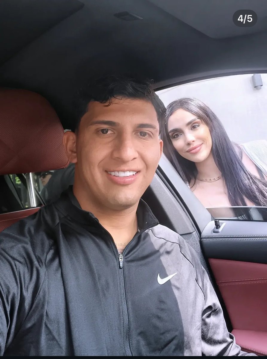 El_Lic_DelAmor's tweet photo. No la vio Brian sino el también se bajaba de la camioneta como Diego cof cof campillo 🤣🤣🤣 me encanta la cara del cotorro 🤣🤣🤣🤣🤣 y el oso ni se diga 🤌🏻🤌🏻 https://t.co/lyWLcIO7cR