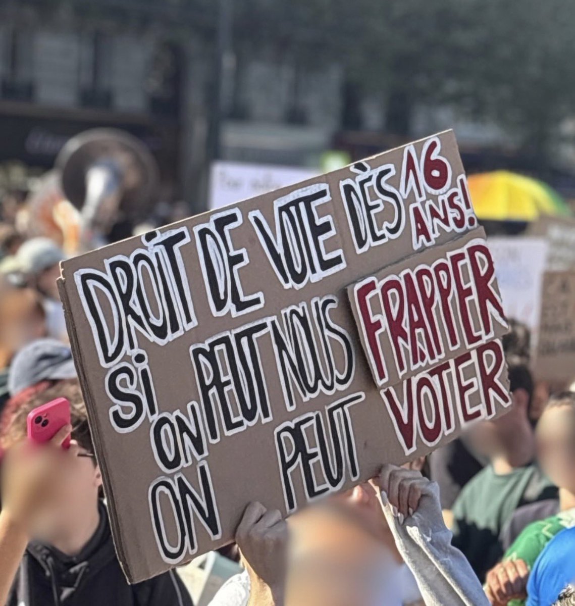 bieentasvu's tweet photo. Ils ont pas de profs de français mais ils broient la langue de Molière en manif c’est beau https://t.co/Emgp7B9aZ4
