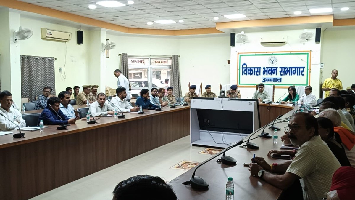 dmunnao's tweet photo. जिलाधिकारी की अध्यक्षता में पुलिस अधीक्षक की उपस्थिति में आगामी नवरात्रि दशहरा एवं आगामी पर्व को सकुशल, शांतिपूर्ण एवं सौहार्दपूर्ण वातावरण में सम्पन्न कराने के उद्देश्य से संबंधित अधिकारियों के साथ बैठक कर समस्त व्यवस्थायें ससमय पूर्ण कराने हेतु निर्देश दिये। @myogioffice https://t.co/J4cYdKFGDF