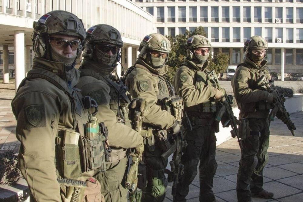 tewtonez2020's tweet photo. Управление специального назначения Службы безопасности Президента ФСО России

В 1996 году Центр специального назначения вошел в состав Федеральной службы охраны Российской Федерации на правах УСН (Управления специального назначения). Сейчас УСН состоит из шести отделов https://t.co/OqLJSXbBTp