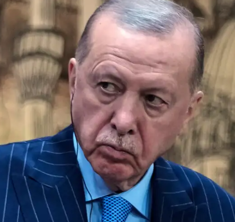 ocalnet's tweet photo. Ronin kardeş.. Demin bir arkadaşa dilim döndüğünce fikrimi ifade ettim. 141'i gerçek kişi, 73'ü de tüzel kişi olmak üzere 214 kişinin işi bozduğu, meseleyi kar ortaklığından çıkartıp, "garantili yatırım" haline getirdiği anlaşılıyor.

Bu tür para toplama (yani fon oluşturma) işinde, kimseye "Abi, abla paranı bana ver; ben sana şu kadar getiri garanti ediyorum!" denemez. Bunun adı "insider trading" olur ve ağır cezası vardır.. Şimdi bu 141 vatan (!) evladını saçından tutup süreklemedi hükumet ama onların aldığı paraları s*** s*** geri alıp kandırılan (yani mağdur edilen) yatırımcılara verecek.. Ki sisteme olan güven sarsılmasın..

Şu bakıştan ne dediğim anlaşılıyor, zannederim..
