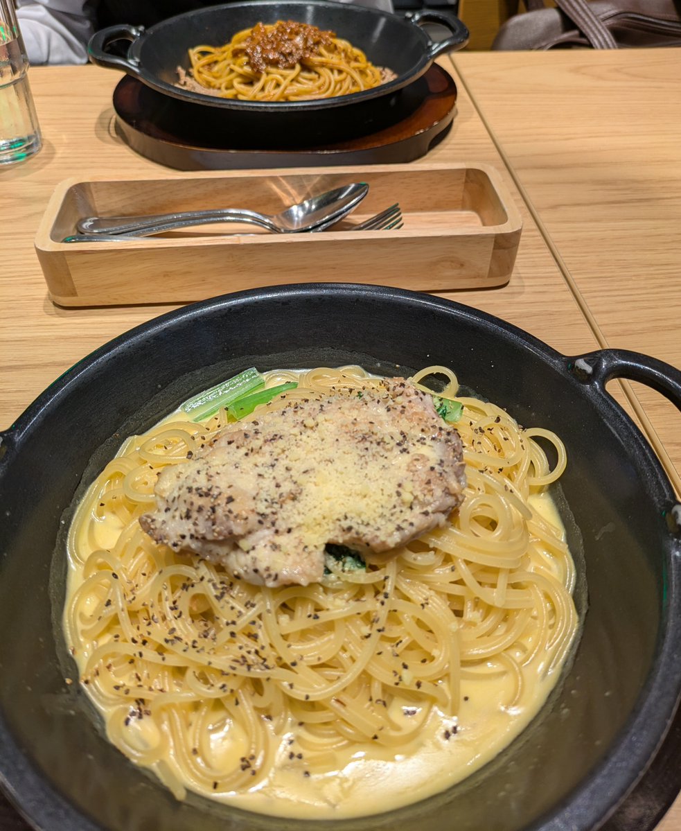 vani828's tweet photo. チビの献血が思ったより長引いて、ダッシュでご飯を食べに行ってから映画館に行きました。
Ｂ列で結構厳しい体勢だったんだけど、ライブを見たはずなのに、映画を見たような余韻に浸りました。
語り＋音楽でこそヨルシカのライブだよね〜。
今日は色々あって疲れたぁ💦 https://t.co/NqPrD02IK5