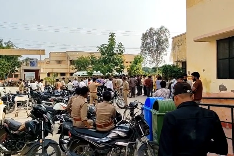 bstvlive's tweet photo. उन्नाव : JE के फोन पर लाइन चालू करते ही हादसा

➡️संविदा लाइनमैन की जिंदा जलकर मौत
➡️करंट की चपेट में आया 35 वर्षीय ऋषि सिंह
➡️बिजली विभाग की सुरक्षा व्यवस्था पर सवाल
➡️हादसे की जांच, जिम्मेदारी तय करने की मांग
➡️औरास आज क्षेत्र के पावर हाउस की घटना

#Unnao #ElectricalAccident #PowerDepartment @dmunnao @UPPCLLKO