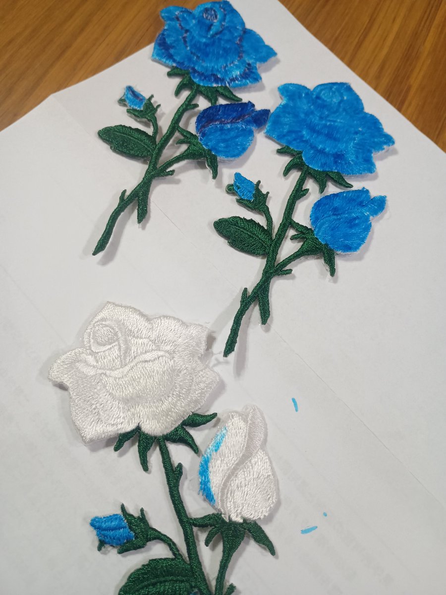 Saranatear1's tweet photo. 公式ワッペンだけだと足りないかなぁ

白薔薇ワッペンに布用ペンで青薔薇に塗ったけど絵が下手民にとっては
ハードル高い。

公式ワッペンどれだけ在庫あるか
確認してないからこれは使わないかも

(夜中に塗り絵で遊ぶ夫婦)

#Ado
#推し活 https://t.co/IfpX8M6OmJ