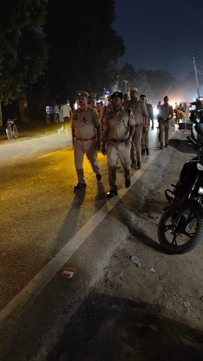 balliapolice's tweet photo. #SPBallia के निर्देशन में जनपद में शांति व्यवस्था एवं कानून व्यवस्था बनाए रखने तथा आमजन में सुरक्षा का भाव जागृत करने के उद्देश्य से #CO_सदर द्वारा #PS_फेफना पुलिस के साथ मुख्य मार्गाें व अन्य भीड़ वाले स्थानों पर पैदल गस्त की गई।
@Uppolice
@dgpup
@digazamgarh https://t.co/GRtODJPw0F