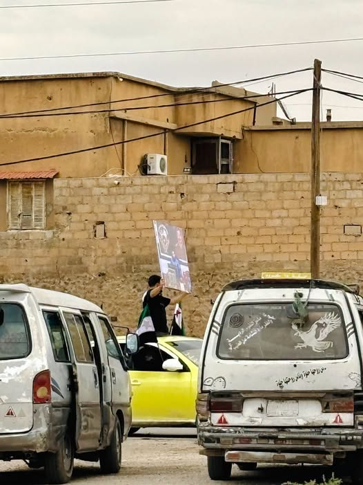 IbrahimKaban11's tweet photo. الدواعش في مدينة الحسكة الكوردستانية يرفعون صور المجرم المقبور صدام حسين الذي ارتكب مجازر الأنفالات وحلبجة وراح ضحيتها 250 الف كوردي.. https://t.co/BgJf5tqoW2