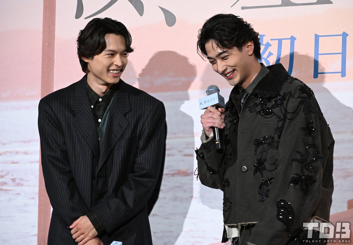 51_6_6's tweet photo. 映画『汝、星のごとく』感想
【ネタバレ表現を含む可能性があります😭】

・第一に、本当に満足度の高い映画だったな〜。
・個人的にはかなり小説の描写に忠実で、本を読み進めていく時の感動を再び味わいながら作品をみることができた
・瞳子さんのお家の庭が解釈一致すぎて感動
・北斗くん(尚人)の登場シーンは多いとは言えないけれど、あのシーン数の中で尚人の性格や人柄、雰囲気、想い、生き方が120%で伝わってきて、本当に北斗くんの演技力には圧倒された。
・とにかく、尚人をみているのは心が苦しすぎる。
・北斗くんも綴っていたけれど、尚人は北斗くんだけじゃなくて、櫂くんにも、暁海にも、植木さんにも、愛されていて、大切にされていて、描写が苦しい反面、少し救われる気持ちにもなれた。ありがとうございました。
・ﾊﾟﾝﾌﾚｯﾄ内にもあったけど、やっぱり北斗くんの計算された演技力。物語がすっと心に入ってくる感覚がある。作品に惹き込まれるなぁと実感。
・授賞式のシーンで賞状で手が塞がっているから賞状使ってﾊﾟﾁﾊﾟﾁしてた尚人(北斗くん)可愛かったなぁ。
・尚人が暁海の様子を伺いながら楽しそうに圭くんを紹介していて、怖かったのかな(・-・。)と同時に暁海さんありがとう(；-； )となった。
・暁海を気にかけてくれた尚人もありがとう。
・横浜流星さんの俳優魂を感じた。人ってあんなに変化するんだなと。木村佳乃さんもそうだけれど。本当に健康であって欲しい。
・ホテルで過ごすシーン。すれ違いが全面にでていて。「そういうことじゃないんだよね。うんうん。わかるよ。😭」「引き止めて欲しいよね。うんうん。わかる。😭」と暁海に同情しすぎて息できなかった。
・でも、櫂くんは暁海に似合うだろうなぁと考えながら買った指輪を持っていることも忙しいながらに時間を作ろうとしていることもわかるから尚更みていられない。うぅ。(；-； )
・通帳の文字で繋がっている関係。読んでも映画見ても心苦しくなる。直接的な関わりややり取りがなくても、入金された画面が櫂を暁海と繋げてくれる精神的な支えとなること。物とか行動が事実として人と人を繋ぐこと。毎回リアルだなぁ。切ないなぁ。(；-； )となる。
���尚人と櫂くんが最後の夜を過ごす場面。結末を知っているからこそ見ることが怖い部分でもあった。でも、圭くんの現在を知った尚人は凄く優しくて。愛を感じて。だからこそ、集団思考(同性愛者に対する)の恐ろしさも感じたし、不公平な世の中だなと。尚人と圭くんが幸せに自由に過ごせる未来を提供したかった。(；-； )
・でもなぜか覚悟を決める前の尚人の表情は清々しくて。監督の「ある意味ゆっくりと走馬灯を見る感じ」に納得しかない。
・櫂くんの尚人に対する圧倒的信頼。
・櫂くんが尚人の遺書を読む場面。苦しいどころではない。植木さん。櫂くんのそばに居てくれてありがとう。
・互助会から一気に流れ変わったなぁ。先生すごい。
・予想では初めて一緒に花火を見るシーンで終わるのかなと思っていたけれどその後も映像続いたから続くんだ！？ってなってたらそこから涙止まりません。あぁぁ。😭

とにかく感想止まらないです。
��度も見たくなる作品でした。はやく２回目行きたいです。
ありがとうございました。

 #汝を語ろうキャンペーン
 #汝星のごとく