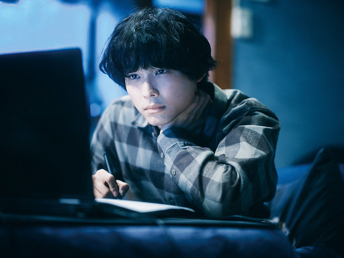 51_6_6's tweet photo. 映画『汝、星のごとく』感想
【ネタバレ表現を含む可能性があります😭】

・第一に、本当に満足度の高い映画だったな〜。
・個人的にはかなり小説の描写に忠実で、本を読み進めていく時の感動を再び味わいながら作品をみることができた
・瞳子さんのお家の庭が解釈一致すぎて感動
・北斗くん(尚人)の登場シーンは多いとは言えないけれど、あのシーン数の中で尚人の性格や人柄、雰囲気、想い、生き方が120%で伝わってきて、本当に北斗くんの演技力には圧倒された。
・とにかく、尚人をみているのは心が苦しすぎる。
・北斗くんも綴っていたけれど、尚人は北斗くんだけじゃなくて、櫂くんにも、暁海にも、植木さんにも、愛されていて、大切にされていて、描写が苦しい反面、少し救われる気持ちにもなれた。ありがとうございました。
・ﾊﾟﾝﾌﾚｯﾄ内にもあったけど、やっぱり北斗くんの計算された演技力。物語がすっと心に入ってくる感覚がある。作品に惹き込まれるなぁと実感。
・授賞式のシーンで賞状で手が塞がっているから賞状使ってﾊﾟﾁﾊﾟﾁしてた尚人(北斗くん)可愛かったなぁ。
・尚人が暁海の様子を伺いながら楽しそうに圭くんを紹介していて、怖かったのかな(・-・。)と同時に暁海さんありがとう(；-； )となった。
・暁海を気にかけてくれた尚人もありがとう。
・横浜流星さんの俳優魂を感じた。人ってあんなに変化するんだなと。木村佳乃さんもそうだけれど。本当に健康であって欲しい。
・ホテルで過ごすシーン。すれ違いが全面にでていて。「そういうことじゃないんだよね。うんうん。わかるよ。😭」「引き止めて欲しいよね。うんうん。わかる。😭」と暁海に同情しすぎて息できなかった。
・でも、櫂くんは暁海に似合うだろうなぁと考えながら買った指輪を持っていることも忙しいながらに時間を作ろうとしていることもわかるから尚更みていられない。うぅ。(；-； )
・通帳の文字で繋がっている関係。読んでも映画見ても心苦しくなる。直接的な関わりややり取りがなくても、入金された画面が櫂を暁海と繋げてくれる精神的な支えとなること。物とか行動が事実として人と人を繋ぐこと。毎回リアルだなぁ。切ないなぁ。(；-； )となる。
���尚人と櫂くんが最後の夜を過ごす場面。結末を知っているからこそ見ることが怖い部分でもあった。でも、圭くんの現在を知った尚人は凄く優しくて。愛を感じて。だからこそ、集団思考(同性愛者に対する)の恐ろしさも感じたし、不公平な世の中だなと。尚人と圭くんが幸せに自由に過ごせる未来を提供したかった。(；-； )
・でもなぜか覚悟を決める前の尚人の表情は清々しくて。監督の「ある意味ゆっくりと走馬灯を見る感じ」に納得しかない。
・櫂くんの尚人に対する圧倒的信頼。
・櫂くんが尚人の遺書を読む場面。苦しいどころではない。植木さん。櫂くんのそばに居てくれてありがとう。
・互助会から一気に流れ変わったなぁ。先生すごい。
・予想では初めて一緒に花火を見るシーンで終わるのかなと思っていたけれどその後も映像続いたから続くんだ！？ってなってたらそこから涙止まりません。あぁぁ。😭

とにかく感想止まらないです。
��度も見たくなる作品でした。はやく２回目行きたいです。
ありがとうございました。

 #汝を語ろうキャンペーン
 #汝星のごとく