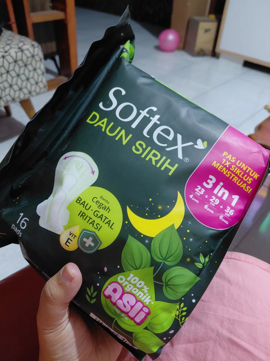 KapudS640's tweet photo. Adik cowok gue masih 17 tahun, gue suruh beliin pembalut dan dia mau. Udah gue kasih foto produknya secara spesifik, tapi pas di kasir malah diketawain sama mbak kasirnya sambil dicengin, “Ini udah bener belum ukurannya? Nanti salah lagi.”

HEYYY, Mbak! Jangan bikin cowok-cowok jadi risih kalau disuruh beli pembalut, dong. Beli pembalut itu hal normal, bukan sesuatu yang aneh! 😭