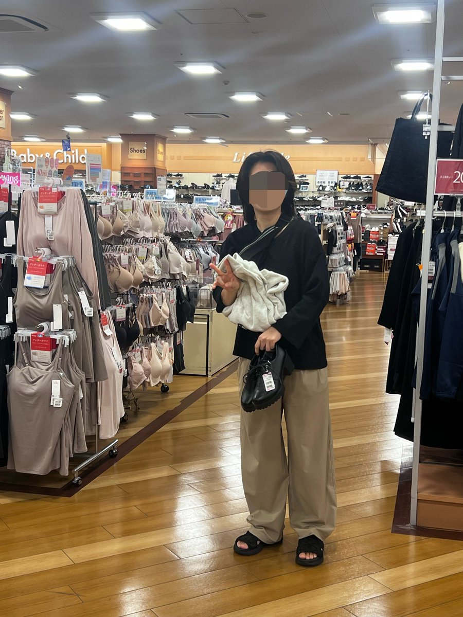 ai_af_'s tweet photo. 近くのスーパーの2階にある服コーナー。
どストライクな部屋着を見つけてにっこにこ🥰←ほんとこの表情してて可愛いに尽きたな。「まだ載せちゃダメだよ！ナチュラルに着てるの撮られたい！」だそうですが愛おしいので消化。 https://t.co/n5kj1vwfJL