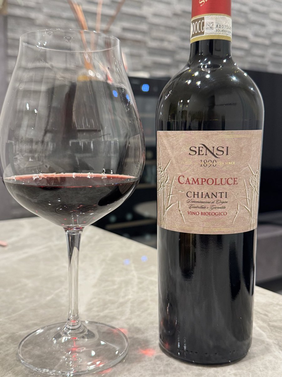 shiva_vin's tweet photo. 来年に向けてWE勉強のモチベーション上がった。
さて、今日はスーパーで買ったキャンティ。苦手克服に向けて。 https://t.co/krvLDLlZQe