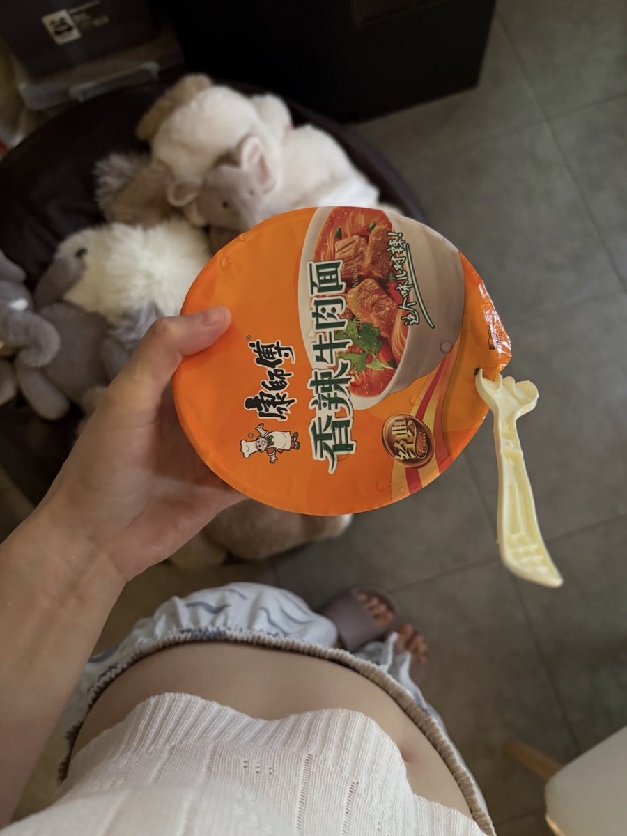 Fetiannvzi_zxz's tweet photo. 晚饭是吃不成了，吃泡面吧 https://t.co/Qiw3i5X0bp