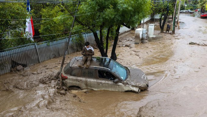 BairesParaTodos's tweet photo. Chile decreta estado de catástrofe en una zona de la capital ante desastre por fuertes lluvias https://t.co/5ePD33NYml  #Chile, #EstadoDeCatástrofe, #FuertesLluvias, #JoséAntonioKast https://t.co/rXBgXbOxAY