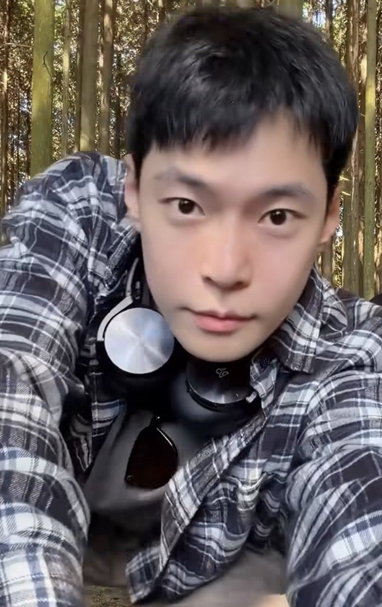 chd127's tweet photo. 마주칠 때마다 함박웃음 지으면서 봄ㅠㅠㅠㅠ
너무 뽀둥 https://t.co/btW5RUZ8un