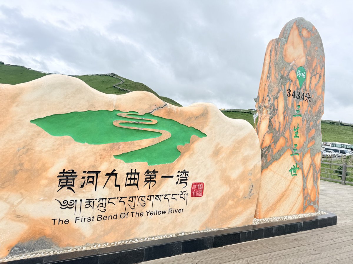 qqgug's tweet photo. 人生感悟第一节

世界运行有其规律。

洞悉规律者，能化困境为机遇，在任何领域都游刃有余，享受丰盈人生。

杰出人物懂得构建、策划并运用规则，驾驭规则，最终积聚财富。有些人怀才不遇，是因为他们困窘于自己认定的规则，一生只在顺从、执行中度过，简单单调。

赚钱不是简单的执行与顺从，而是一项需要智慧与策略的综合工程。缺乏驾驭能力，再努力也是徒劳。心灵鸡汤对成功帮助不大，甚至一些佛系论调会产生负面作用。

在你强大之前，不要沉溺于空洞的慰籍，否则只会消磨斗志，让你甘于平庸。

心灵鸡汤就像高尔夫球，高雅而不实用。弱者需要的是积累力量，自我突破。只有强者才能赢得尊重与机会。

当你成为强者，世界将为你让路。无论山高水深，你都有能力去征服。山无路，你挖；河无桥，你造。永远不要为未知的明天忧虑，因为它还未到来。