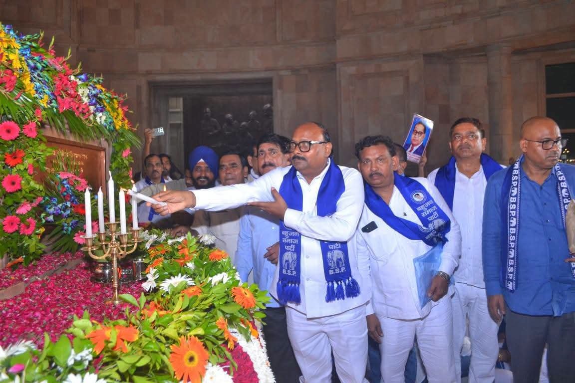 PalVishwnathbsp's tweet photo. आज दिनांक 09-10-2026 को मान्यवर श्री कांशीराम जी स्मारक स्थल, वी.आई.पी. रोड, लखनऊ पहुँचकर बहुजन समाज को उसके सामाजिक एवं राजनीतिक अधिकारों के प्रति जागरूक कर सशक्त बनाने वाले महानायक, बहुजन समाज पार्टी (BSP), बामसेफ एवं DS-4 के संस्थापक, बहुजन मसीहा मान्यवर साहब श्री कांशीराम जी के 20वें महापरिनिर्वाण दिवस पर उन्हें कोटि-कोटि नमन एवं भावभीनी श्रद्धांजलि अर्पित की।

मान्यवर साहब ने सामाजिक परिवर्तन और राजनीतिक सशक्तिकरण का जो ऐतिहासिक आंदोलन शुरू किया, वह आज भी करोड़ों शोषितों, वंचितों एवं उपेक्षितों के संघर्ष, स्वाभिमान और अधिकारों की लड़ाई को दिशा प्रदान कर रहा है। उनका संपूर्ण जीवन सामाजिक न्याय, समानता और बहुजन समाज के उत्थान के लिए समर्पित रहा। उनके विचार, संघर्ष और मिशन हम सभी के लिए सदैव प्रेरणास्रोत रहेंगे।

मान्यवर साहब श्री कांशीराम जी का मिशन जारी रहेगा। जय भीम! जय भारत!

#मान्यवर_कांशीराम_जी #BSP #जयभीम #मिशन_2027