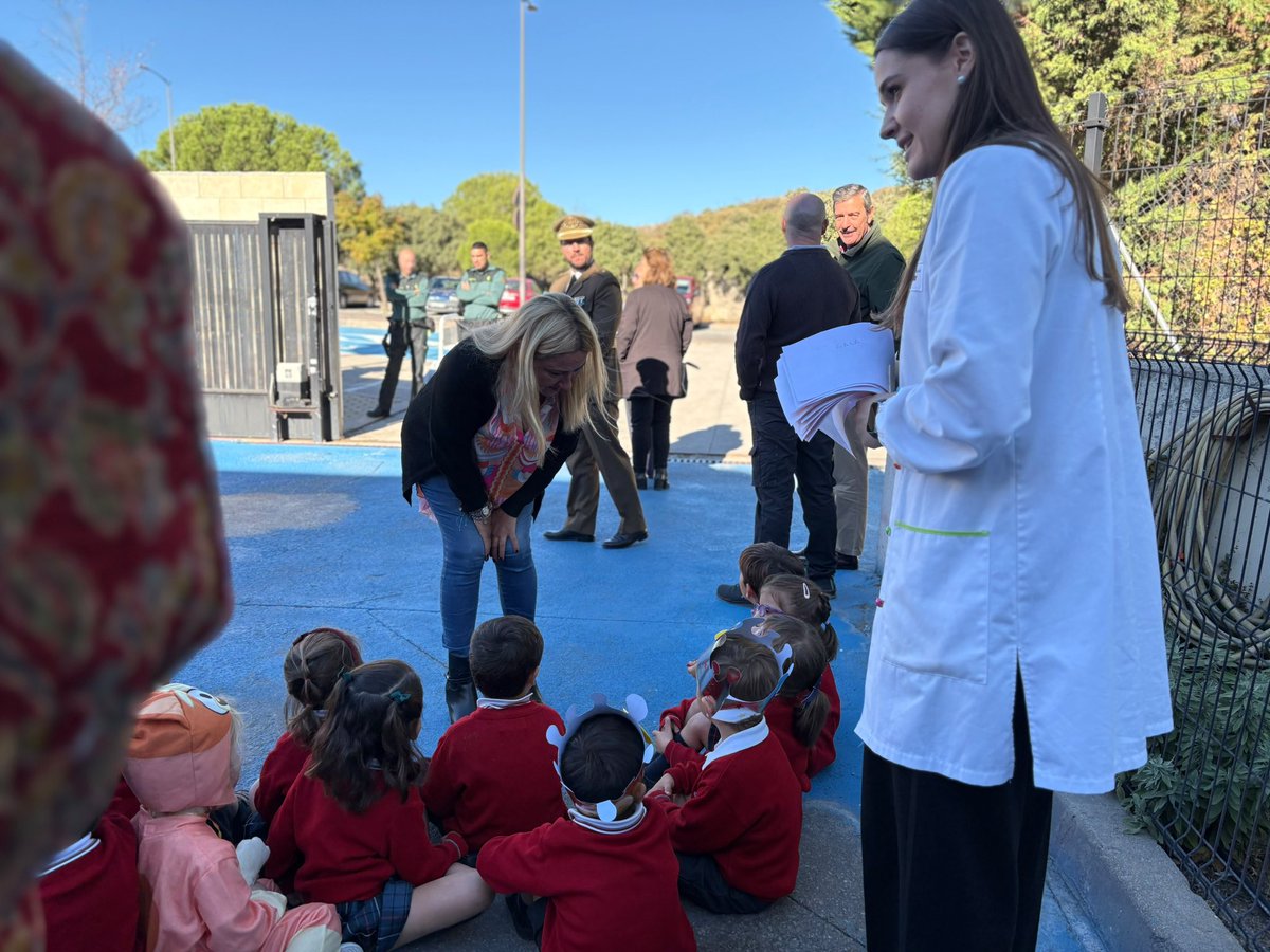 almudenanegro's tweet photo. Hoy he asistido al izado de la bandera de España en el @Colegiopenalar. Qué maravilla. 🇪🇸 https://t.co/Y1uTw4noIH