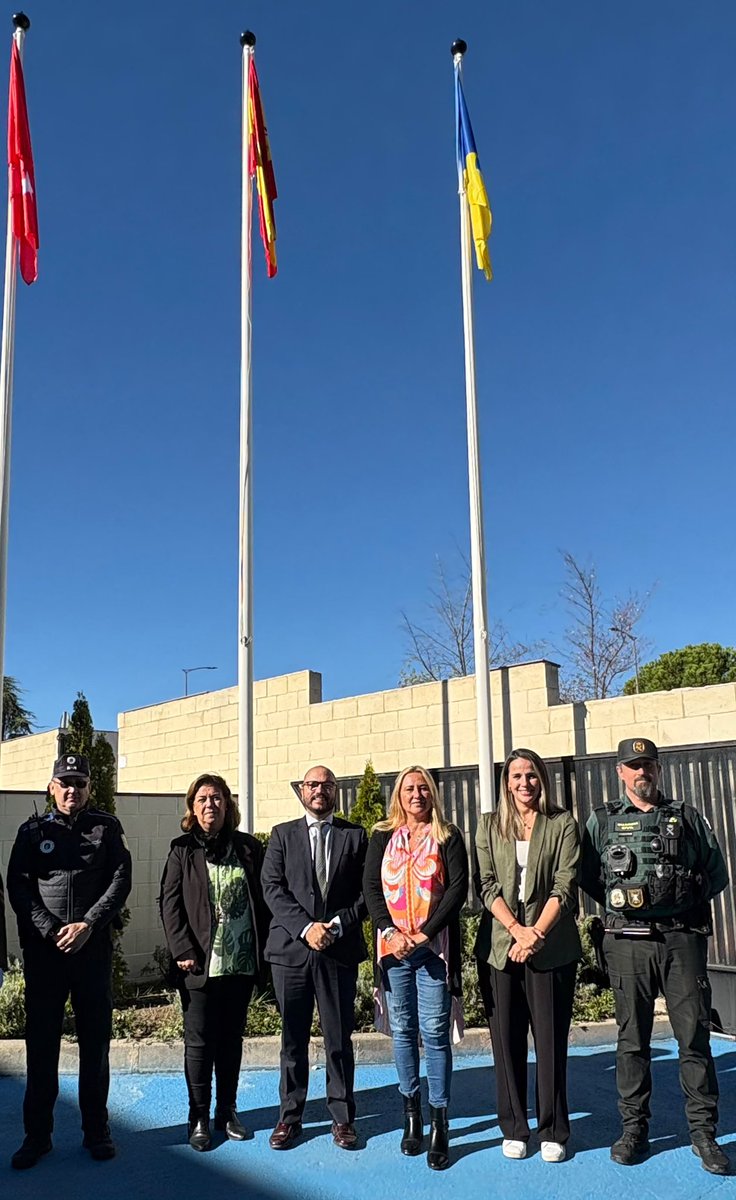 almudenanegro's tweet photo. Hoy he asistido al izado de la bandera de España en el @Colegiopenalar. Qué maravilla. 🇪🇸 https://t.co/Y1uTw4noIH