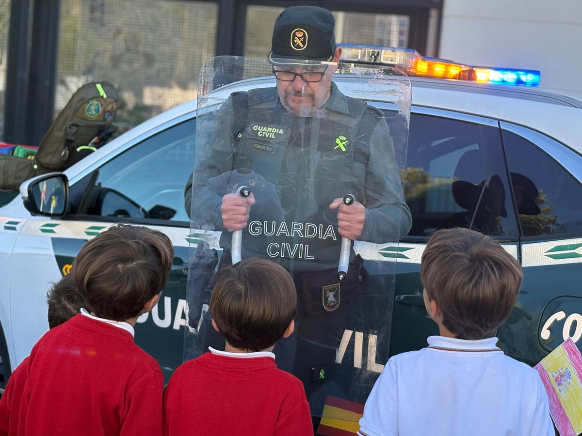 almudenanegro's tweet photo. Hoy he asistido al izado de la bandera de España en el @Colegiopenalar. Qué maravilla. 🇪🇸 https://t.co/Y1uTw4noIH