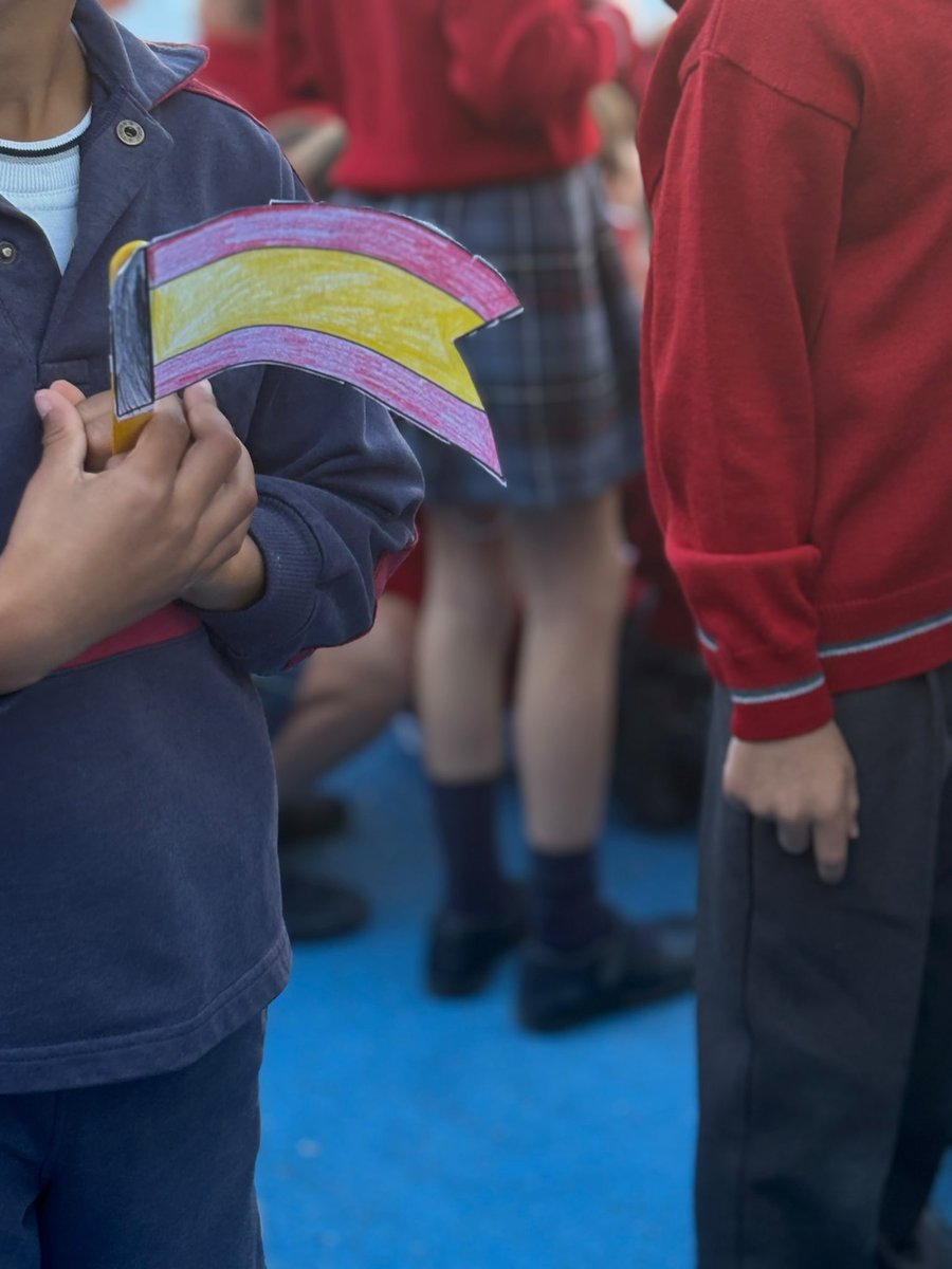 almudenanegro's tweet photo. Hoy he asistido al izado de la bandera de España en el @Colegiopenalar. Qué maravilla. 🇪🇸 https://t.co/Y1uTw4noIH