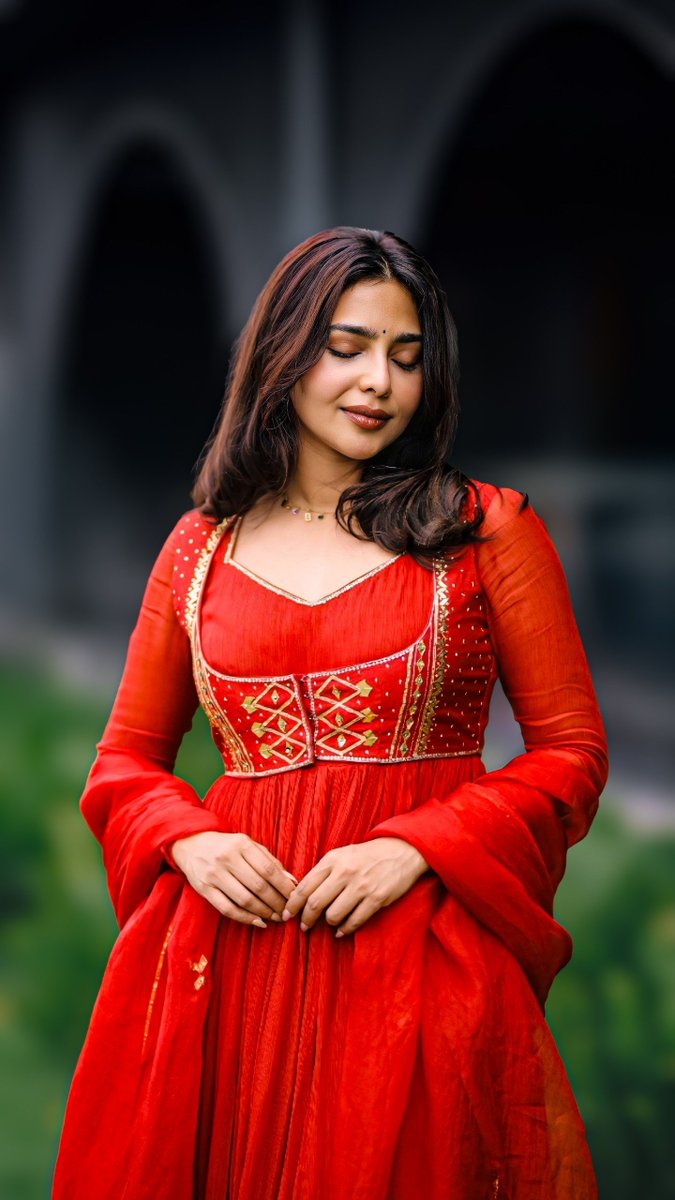 INDACTRESSPIC's tweet photo. Closed eyes, quiet smile, fingers resting low on the Dress . Calm on the face. Heat in the color.
If red had a favorite person today, it’s her. https://t.co/A82n1jDUgL